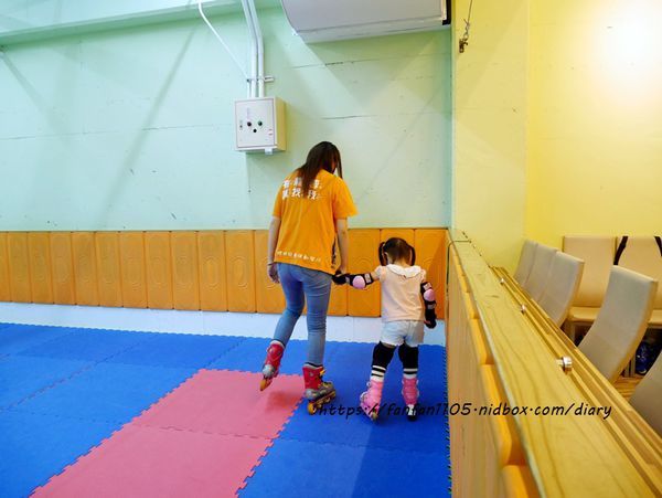 2020更新【台北兒童直排輪】環球兒童運動學院 直排輪曲棍球足球 室內場地,不受天候限制 (7).JPG
