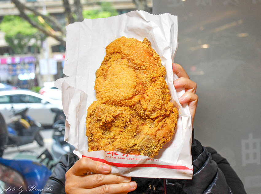 雞排飯比臉還大，內用飲料湯品無限享用