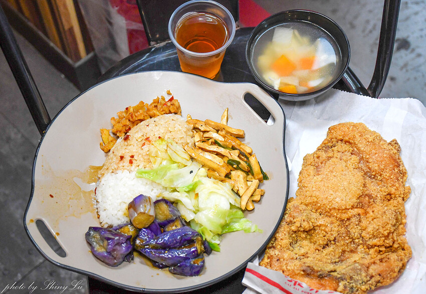 雞排飯比臉還大，內用飲料湯品無限享用