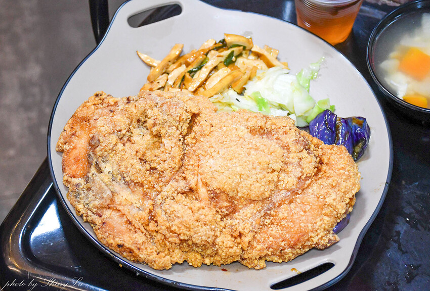 雞排飯比臉還大，內用飲料湯品無限享用