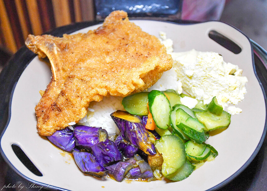 雞排飯比臉還大，內用飲料湯品無限享用