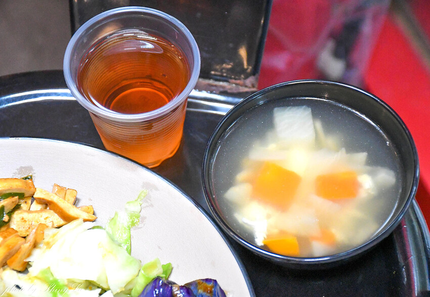 雞排飯比臉還大，內用飲料湯品無限享用