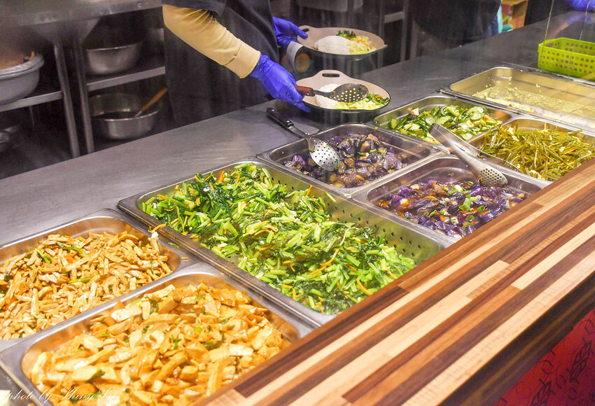 雞排飯比臉還大，內用飲料湯品無限享用