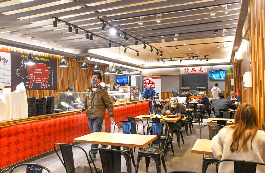 雞排飯比臉還大，內用飲料湯品無限享用