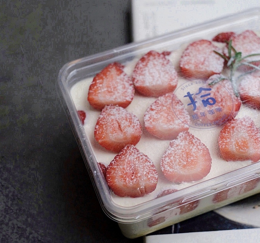 拾年咖啡║草莓控看過來！！新品草莓盒子悄悄上市，就是要給你滿滿草莓，不想撲空記得先詢問！！