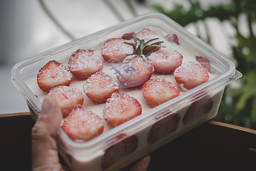 拾年咖啡║草莓控看過來！！新品草莓盒子悄悄上市，就是要給你滿滿草莓，不想撲空記得先詢問！！