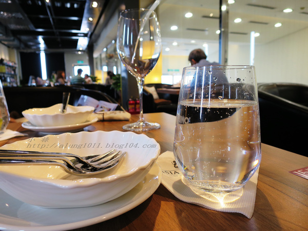 FrenchWindows 琺蘭綺瑥朵茶餐館(屏東太平洋百貨)：低調中展現奢華  ..FrenchWindows 琺蘭綺瑥朵茶餐館(屏東太平洋百貨‧誠品旗艦館)