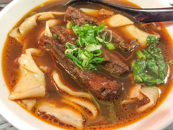 段純貞牛肉麵 - 落腳信義區的新竹排隊名店