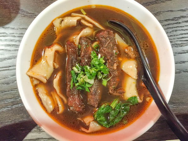 段純貞牛肉麵 - 落腳信義區的新竹排隊名店