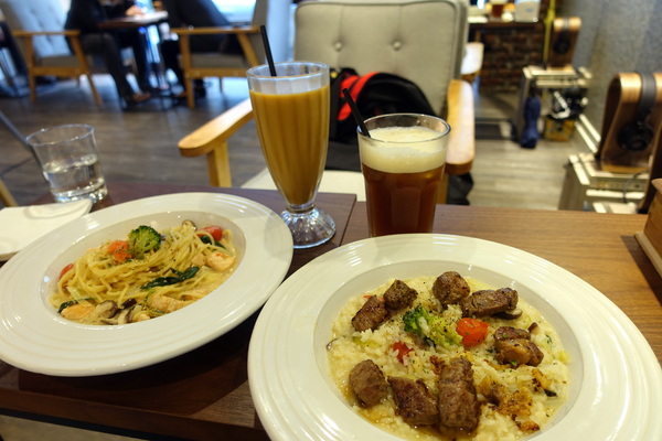 ICC音樂咖啡館莫札特專館：(胖樺食記) 捷運永春站高CP值咖啡廳「ICC音樂咖啡館莫札特專館」，推香煎骰子牛燉飯。商業午餐/Wi-Fi/不收一成服務費/氣氛好