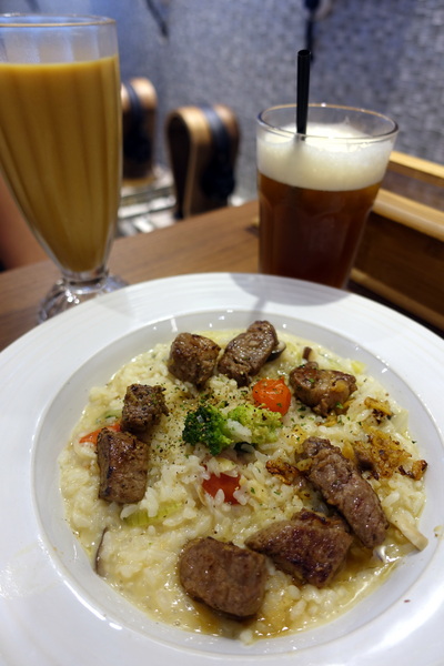 ICC音樂咖啡館莫札特專館：(胖樺食記) 捷運永春站高CP值咖啡廳「ICC音樂咖啡館莫札特專館」，推香煎骰子牛燉飯。商業午餐/Wi-Fi/不收一成服務費/氣氛好