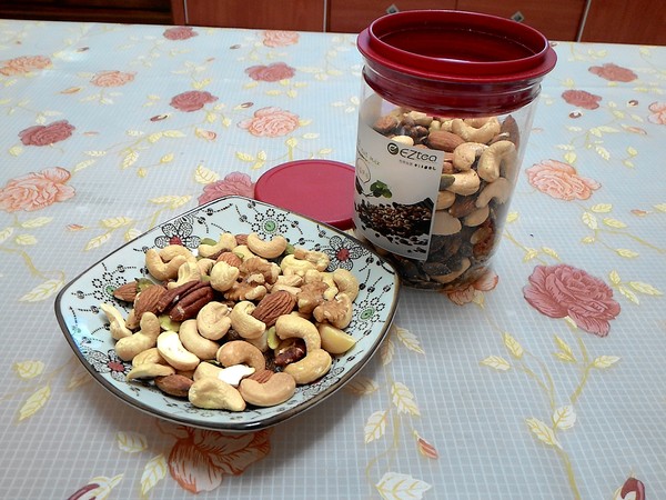 EZtea:不是萬O牌我們可是照吃的喔.. 平衡樂活輕鬆吃堅果_EZtea !! EZtea:不是萬O牌我們可是照吃的喔.. 平衡樂活輕鬆吃堅果_EZtea !!