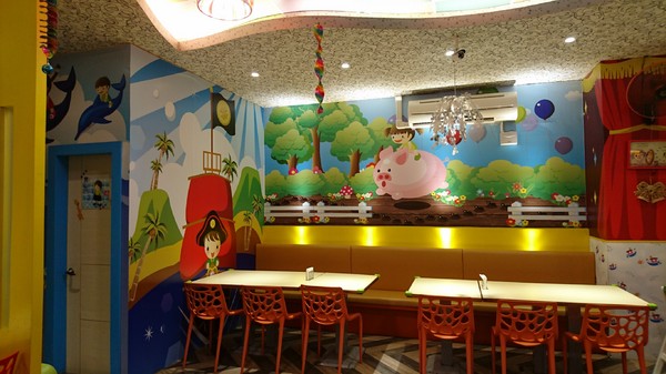 丟丟噹親子餐廳:宜蘭羅東~丟丟噹親子餐廳~繽紛的卡通彩繪裝潢~撈魚滑梯樣樣來~小朋友的遊樂天堂~