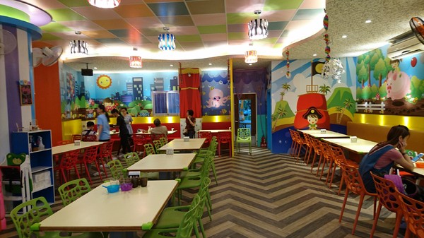 丟丟噹親子餐廳:宜蘭羅東~丟丟噹親子餐廳~繽紛的卡通彩繪裝潢~撈魚滑梯樣樣來~小朋友的遊樂天堂~