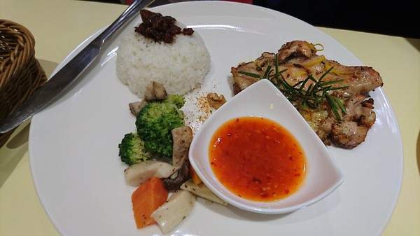 丟丟噹親子餐廳:宜蘭羅東~丟丟噹親子餐廳~繽紛的卡通彩繪裝潢~撈魚滑梯樣樣來~小朋友的遊樂天堂~