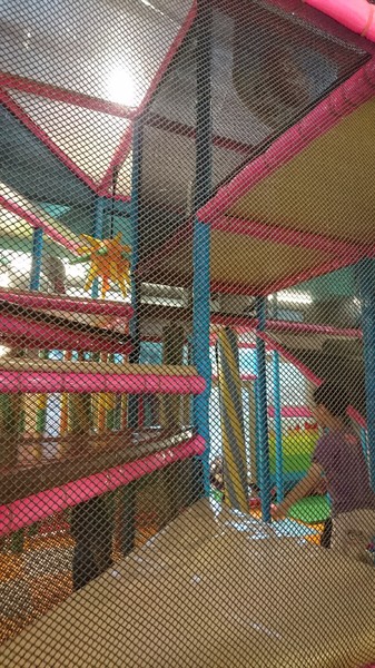 丟丟噹親子餐廳:宜蘭羅東~丟丟噹親子餐廳~繽紛的卡通彩繪裝潢~撈魚滑梯樣樣來~小朋友的遊樂天堂~