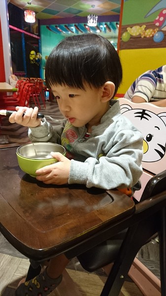 丟丟噹親子餐廳:宜蘭羅東~丟丟噹親子餐廳~繽紛的卡通彩繪裝潢~撈魚滑梯樣樣來~小朋友的遊樂天堂~