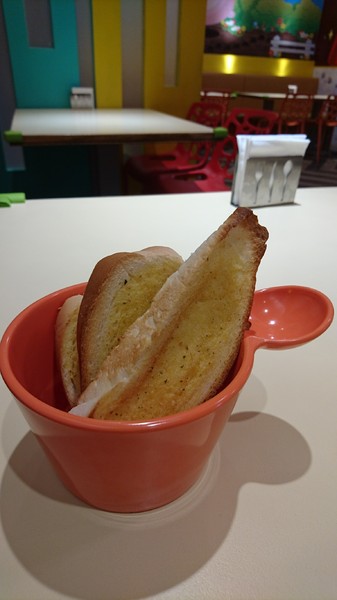 丟丟噹親子餐廳:宜蘭羅東~丟丟噹親子餐廳~繽紛的卡通彩繪裝潢~撈魚滑梯樣樣來~小朋友的遊樂天堂~