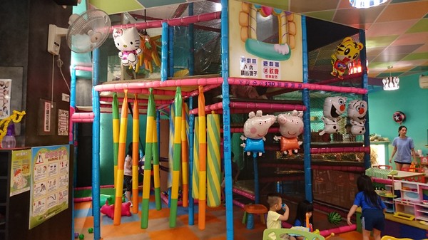 丟丟噹親子餐廳:宜蘭羅東~丟丟噹親子餐廳~繽紛的卡通彩繪裝潢~撈魚滑梯樣樣來~小朋友的遊樂天堂~