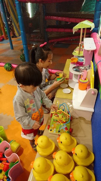 丟丟噹親子餐廳:宜蘭羅東~丟丟噹親子餐廳~繽紛的卡通彩繪裝潢~撈魚滑梯樣樣來~小朋友的遊樂天堂~