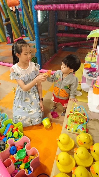 丟丟噹親子餐廳:宜蘭羅東~丟丟噹親子餐廳~繽紛的卡通彩繪裝潢~撈魚滑梯樣樣來~小朋友的遊樂天堂~