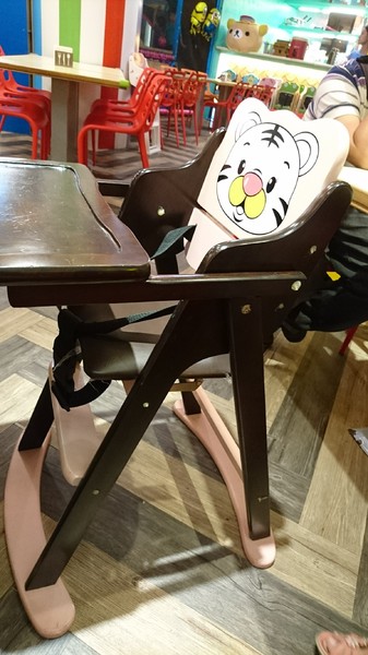 丟丟噹親子餐廳:宜蘭羅東~丟丟噹親子餐廳~繽紛的卡通彩繪裝潢~撈魚滑梯樣樣來~小朋友的遊樂天堂~