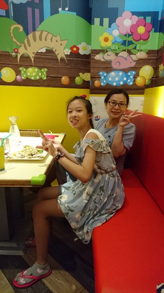 丟丟噹親子餐廳:宜蘭羅東~丟丟噹親子餐廳~繽紛的卡通彩繪裝潢~撈魚滑梯樣樣來~小朋友的遊樂天堂~