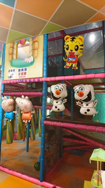 丟丟噹親子餐廳:宜蘭羅東~丟丟噹親子餐廳~繽紛的卡通彩繪裝潢~撈魚滑梯樣樣來~小朋友的遊樂天堂~