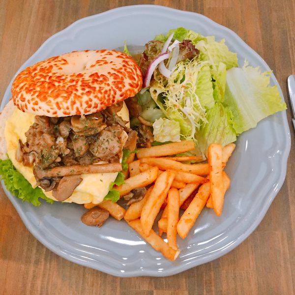 鄉村菌菇歐姆蛋貝果