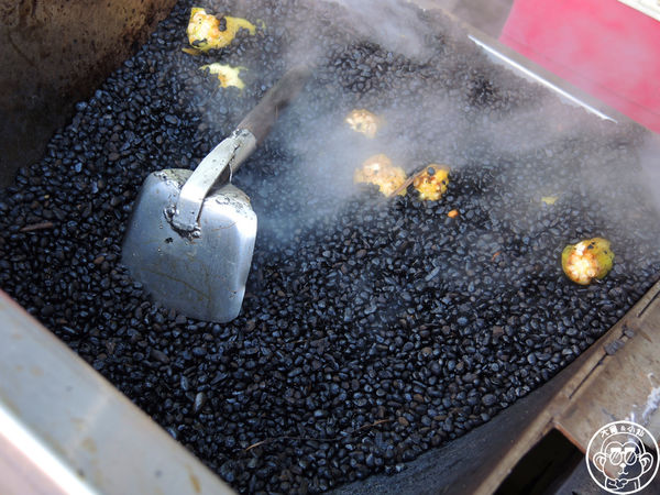 黑石頭碳烤玉米:呷飽祙【台中沙鹿・黑石頭碳烤玉米】烏漆媽黑的玉米好好吃 黑石頭碳烤玉米:呷飽祙【台中沙鹿・黑石頭碳烤玉米】烏漆媽黑的玉米好好吃