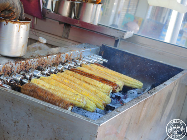 黑石頭碳烤玉米:呷飽祙【台中沙鹿・黑石頭碳烤玉米】烏漆媽黑的玉米好好吃 黑石頭碳烤玉米:呷飽祙【台中沙鹿・黑石頭碳烤玉米】烏漆媽黑的玉米好好吃