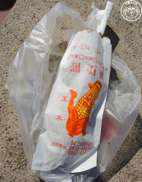 黑石頭碳烤玉米:呷飽祙【台中沙鹿・黑石頭碳烤玉米】烏漆媽黑的玉米好好吃 黑石頭碳烤玉米:呷飽祙【台中沙鹿・黑石頭碳烤玉米】烏漆媽黑的玉米好好吃