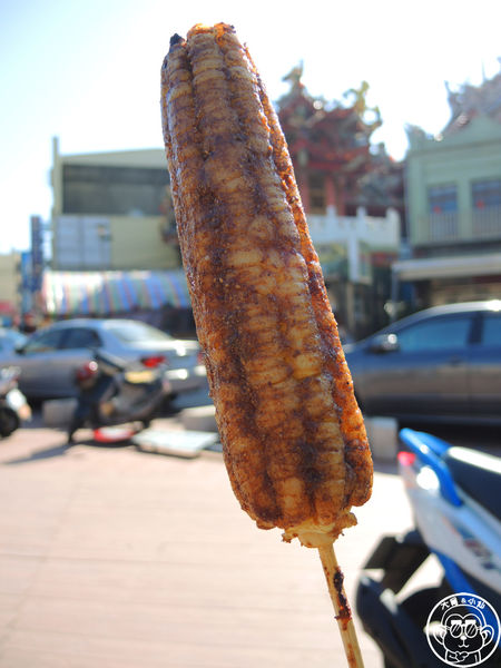 黑石頭碳烤玉米:呷飽祙【台中沙鹿・黑石頭碳烤玉米】烏漆媽黑的玉米好好吃 黑石頭碳烤玉米:呷飽祙【台中沙鹿・黑石頭碳烤玉米】烏漆媽黑的玉米好好吃