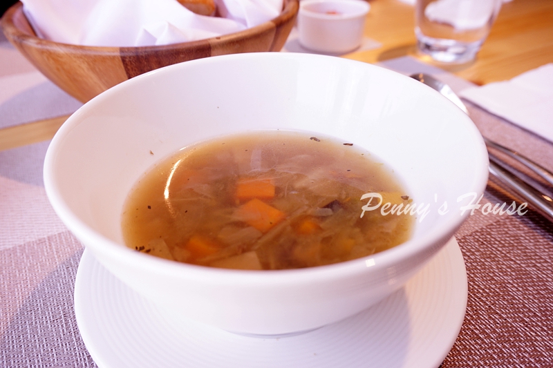 北歐風格義法料理餐廳 波咔Pokaa Cafe & Bistro，新竹竹北高質感餐廳，有包廂投影機，適合聚餐、約會、下午茶、免費停車場