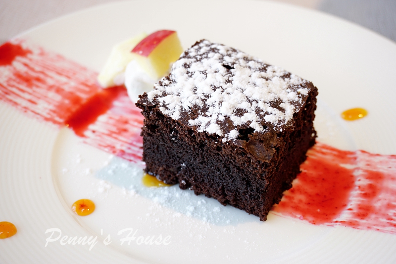 北歐風格義法料理餐廳 波咔Pokaa Cafe & Bistro，新竹竹北高質感餐廳，有包廂投影機，適合聚餐、約會、下午茶、免費停車場