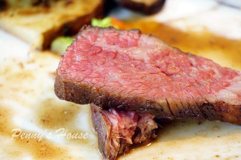 北歐風格義法料理餐廳 波咔Pokaa Cafe & Bistro，新竹竹北高質感餐廳，有包廂投影機，適合聚餐、約會、下午茶、免費停車場