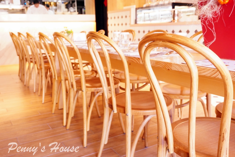 北歐風格義法料理餐廳 波咔Pokaa Cafe & Bistro，新竹竹北高質感餐廳，有包廂投影機，適合聚餐、約會、下午茶、免費停車場