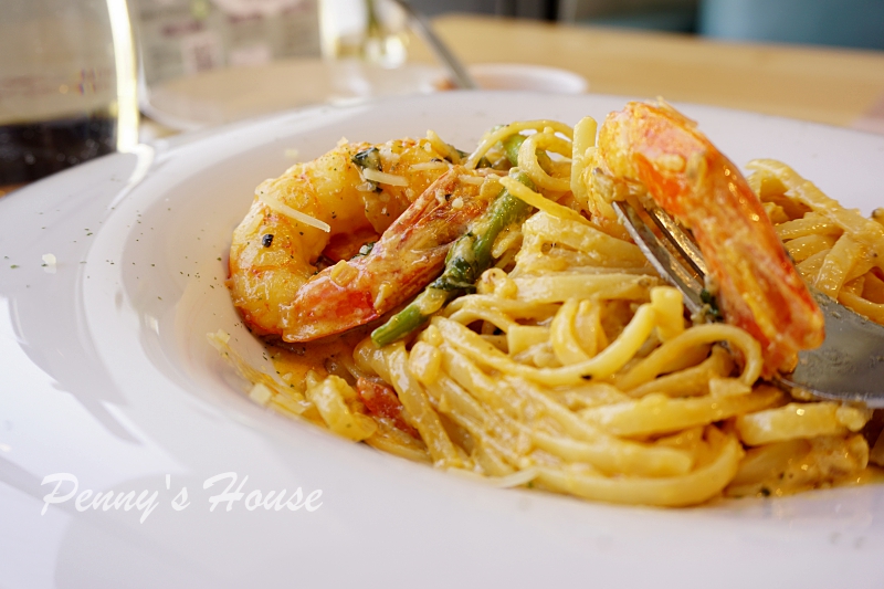 北歐風格義法料理餐廳 波咔Pokaa Cafe & Bistro，新竹竹北高質感餐廳，有包廂投影機，適合聚餐、約會、下午茶、免費停車場