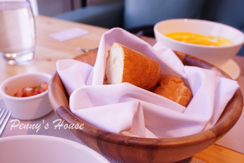 北歐風格義法料理餐廳 波咔Pokaa Cafe & Bistro，新竹竹北高質感餐廳，有包廂投影機，適合聚餐、約會、下午茶、免費停車場