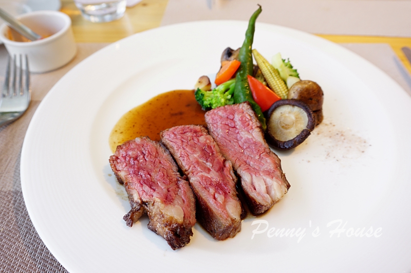 北歐風格義法料理餐廳 波咔Pokaa Cafe & Bistro，新竹竹北高質感餐廳，有包廂投影機，適合聚餐、約會、下午茶、免費停車場