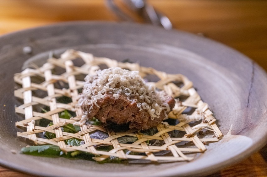 屏東原住民料理 AKAME | 隱身再山中的靈魂料理， 魯凱族主廚打造南台灣最難訂位的秘境餐廳 · 算命的說我很愛吃