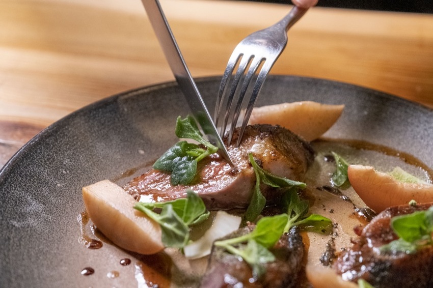 屏東原住民料理 AKAME | 隱身再山中的靈魂料理， 魯凱族主廚打造南台灣最難訂位的秘境餐廳 · 算命的說我很愛吃