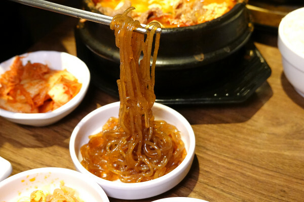 逛新北耶誕城吃什麼?釜山順豆腐板橋店，平價板橋韓國料理聚餐餐廳，板橋府中站韓式料理外送，高CP值府中韓式美食餐廳