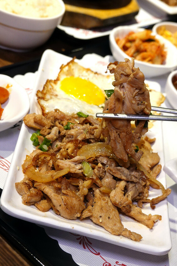 逛新北耶誕城吃什麼?釜山順豆腐板橋店，平價板橋韓國料理聚餐餐廳，板橋府中站韓式料理外送，高CP值府中韓式美食餐廳