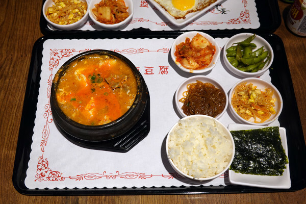 逛新北耶誕城吃什麼?釜山順豆腐板橋店，平價板橋韓國料理聚餐餐廳，板橋府中站韓式料理外送，高CP值府中韓式美食餐廳