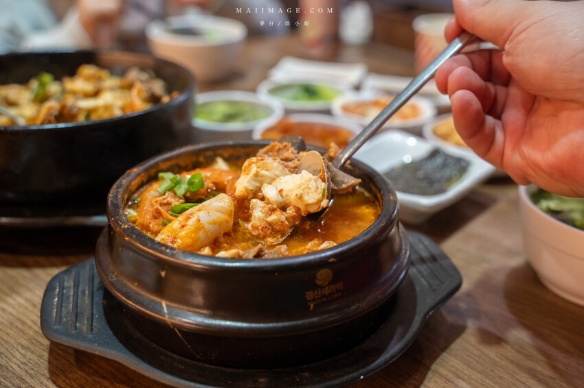 新北市板橋區板橋美食｜釜山順板橋店～板橋府中捷運站優秀韓式料理，大推海鮮豆腐煲跟石鍋拌飯，後站商圈人氣最高韓式料