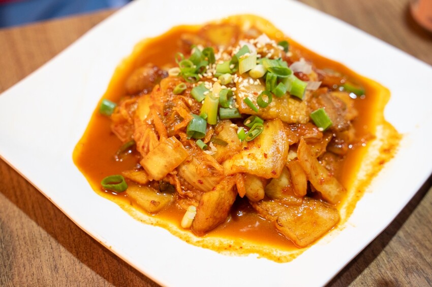 新北市板橋區板橋美食｜釜山順板橋店～板橋府中捷運站優秀韓式料理，大推海鮮豆腐煲跟石鍋拌飯，後站商圈人氣最高韓式料