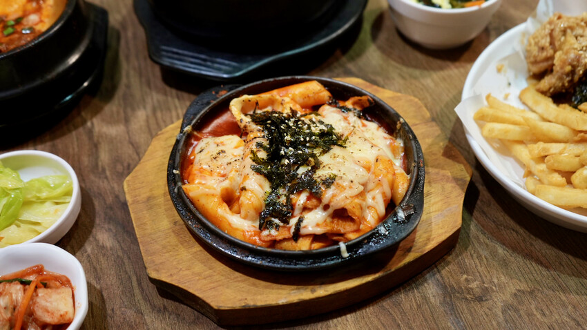 [板橋美食] 釜山順豆腐板橋店｜耶誕城必吃！板橋韓式料理推薦！辣炒年糕／韓式炸雞超讚！