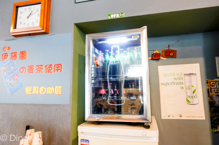 台南東區 專賣日式定食「天滿橋洋食專賣店」，丼飯、蓋飯肉量十足，小菜、味增湯及麥茶無限量供應，還有特別的自動販賣機點餐喔～