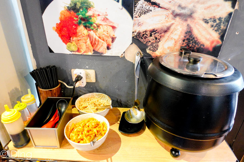 台南東區 專賣日式定食「天滿橋洋食專賣店」，丼飯、蓋飯肉量十足，小菜、味增湯及麥茶無限量供應，還有特別的自動販賣機點餐喔～